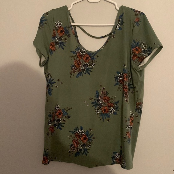 Daytrip Tops - DayTrip Short sleeve Floral Top